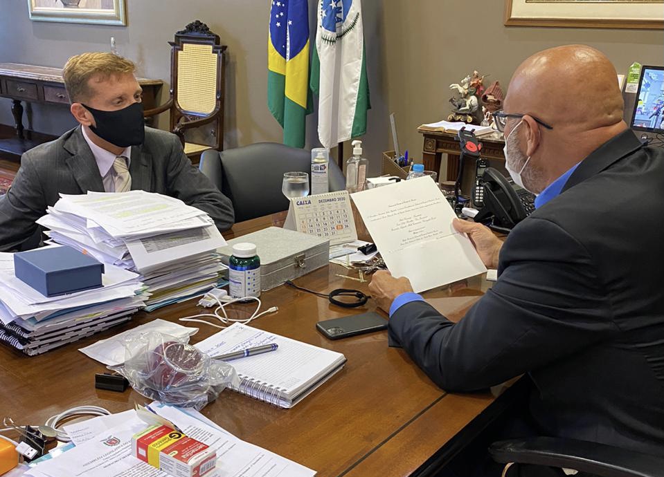 O conselheiro Fabio Camargo entrega ao primeiro secretário da Assembleia Legislativa, deputado Luís Cláudio Romanelli, o convite para a solenidade de sua posse como presidente do TCE-PR, no dia 27 de janeiro. Foto: Divulgação