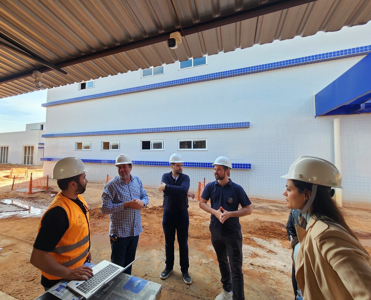 Auditores da Coordenadoria de Obras Públicas (COP) do Tribunal de Contas do Estado do Paraná (TCE-PR) fiscalizam os trabalhos de construção do Ambulatório Médico Especial (AME) de Jacarezinho
