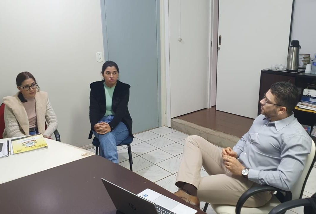O auditor de controle externo da CAGE/TCE-PR Érick Braga Valentim entrevista servidoras durante auditoria de monitoramento sobre os fundos de previdência dos municípios de Barracão e Flor da Serra do Sul.