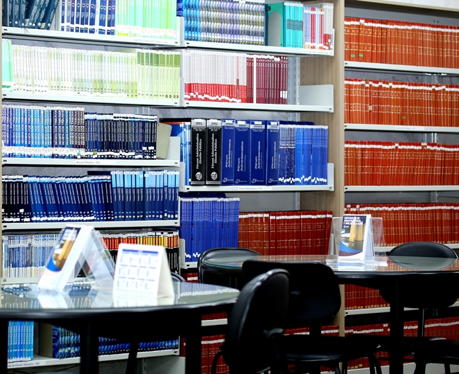 Biblioteca do TCE-PR: acervo está disponível ao público externo para consulta. Foto: Wagner Araújo/Divulgação TCE-PR