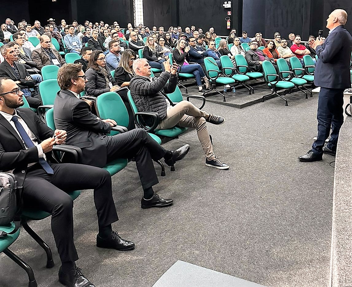 O auditor de controle externo Mario Cecato, na capacitação O Novo Parecer Prévio - Reflexos nas Câmaras Municipais, realizada em Toledo. Foto: TCE-PR/Divulgação