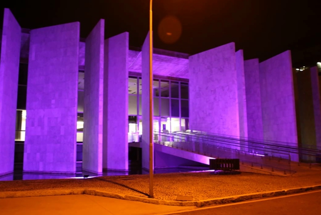 TCE ilumina prédio da sede em Curitiba em apoio ao Maio Roxo.