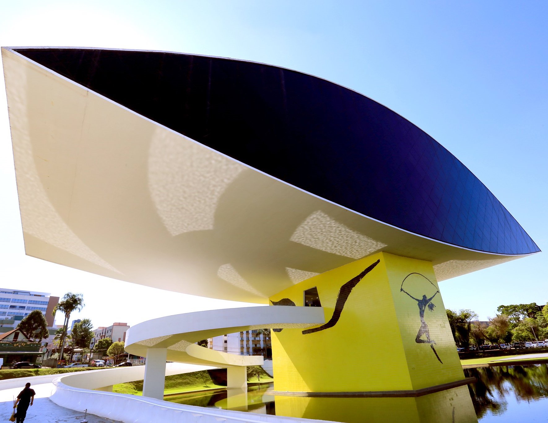 O Museu Oscar Niemeyer (MON), uma das principais atrações turísticas de Curitiba. Foto: Wagner Araújo/Divulgação TCE-PR