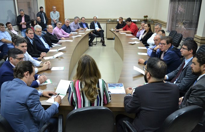 Prefeitos do Sudoeste se reúnem com diretores e coordenadores do TCE-PR, durante o curso sobre Contabilidade Pública, realizado em Francisco Beltrão. Foto: Assessoria de Imprensa da Amsop/Divulgação