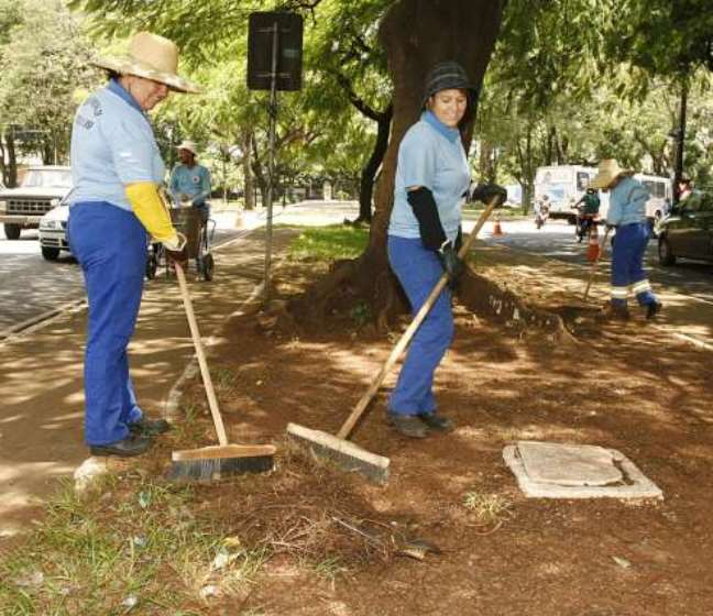 Serviço de varrição de ruas de Maringá. Foto: Prefeitura de Maringá/Divulgação