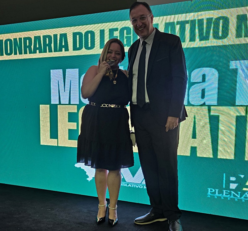 A diretora-geral do MPC-PR, Barbara Krystall Reis, recebe do presidente da União de Vereadores do Brasil, Gilson Conzatti, a Medalha Top Legislativo Brasileiro. Foto: Divlugação