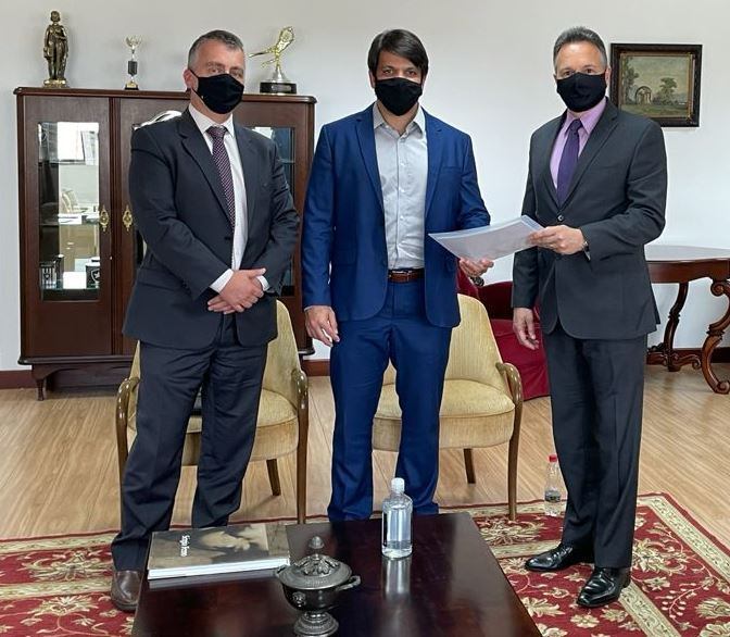 O diretor jurídico do TCE-PR, Thiago Andrade Silva; durante audiência com o procurador do Estado Roberto Altheim; e o vice-presidente do Tribunal de Justiça do Paraná, desembargador Luiz Osório Moraes Panza. Foto: Divulgação