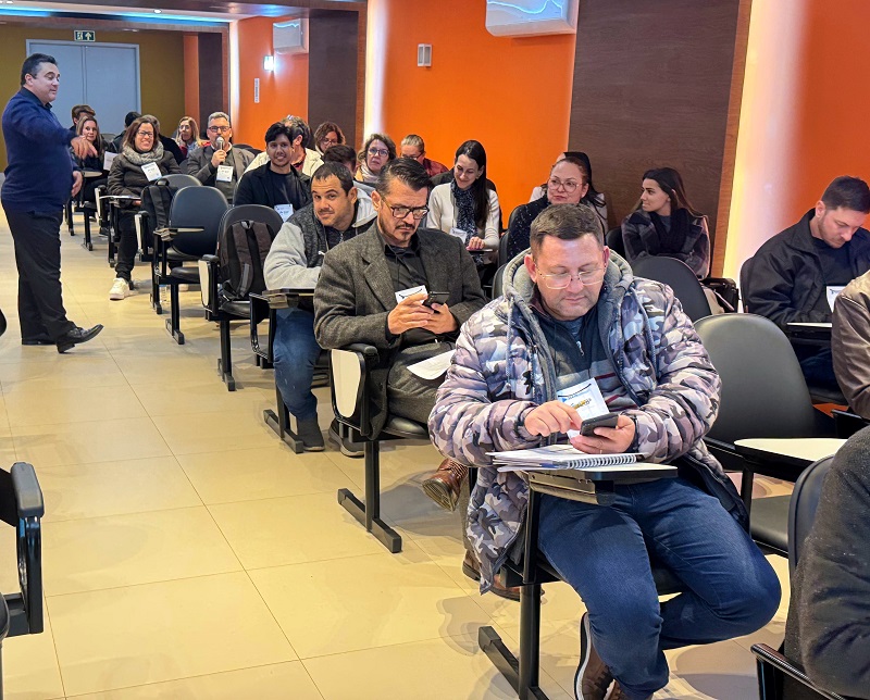 O diretor de Finanças do Tribunal de Contas do Estado do Paraná, Anderson Saladino, ministra oficina, em Londrina,   para os municípios da Região Norte do Estado, a respeito do Plano Plurianual (PPA) nesta quarta-feira (25 de junho). Foto: Marcelo Lancia/TCE-PR