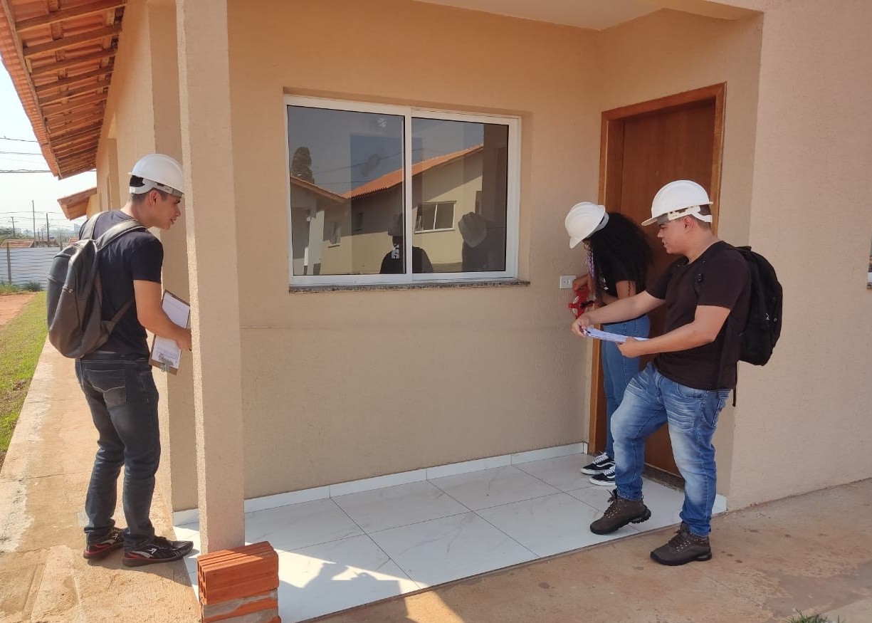 Ver a Cidade 2024: Alunos de Engenharia Civil da UEM participam de fiscalização em obra paralisada de conjunto habitacional em Umuarama