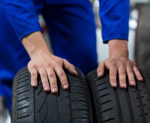 A aquisição de pneus para a frota de veículos é um dos itens da despesa pública. Foto: Freepik