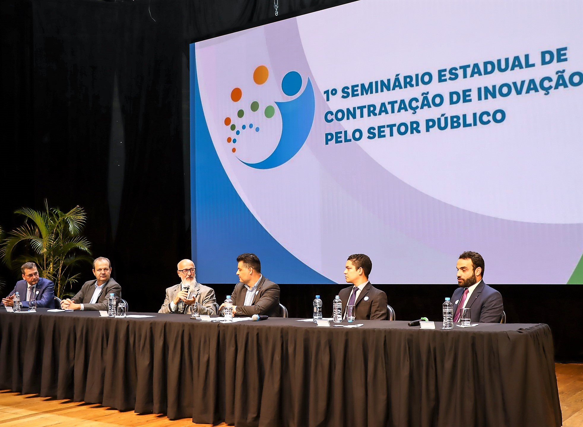 O presidente do TCE-PR, conselheiro Fernando Guimarães, participa da abertura do 1º Seminário Estadual de Contratação de Inovação pelo Setor Público, realizado em Curitiba. Foto: Fabiano Contador/Divulgação TCE-PR