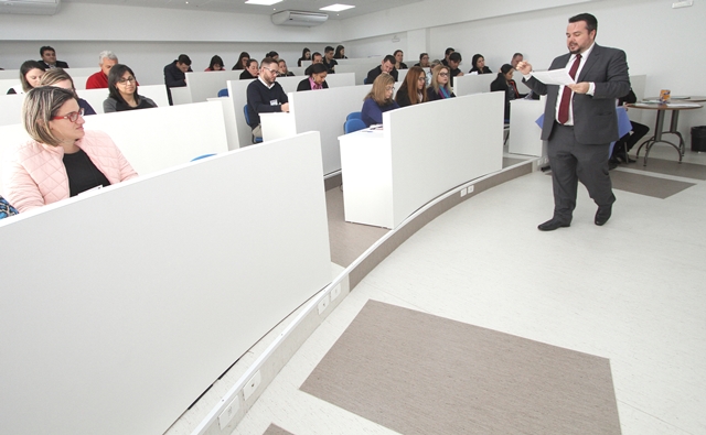 O consultor do Sebrae-PR Maurício Zanin apresenta o Jogo de Licitações durante oficina realizada em 2 de agosto, na Faculdade de Educação Superior do Paraná (Fesp), em Curitiba. Foto: Wagner Araújo/Divulgação TCE-PR
