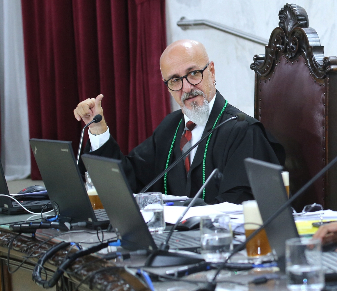 O conselheiro Fernando Guimarães relata processo em sessão do Tribunal Pleno do TCE-PR, presidida pelo conselheiro Nestor Baptista. Foto: Wagner Araújo/Divulgação TCE-PR