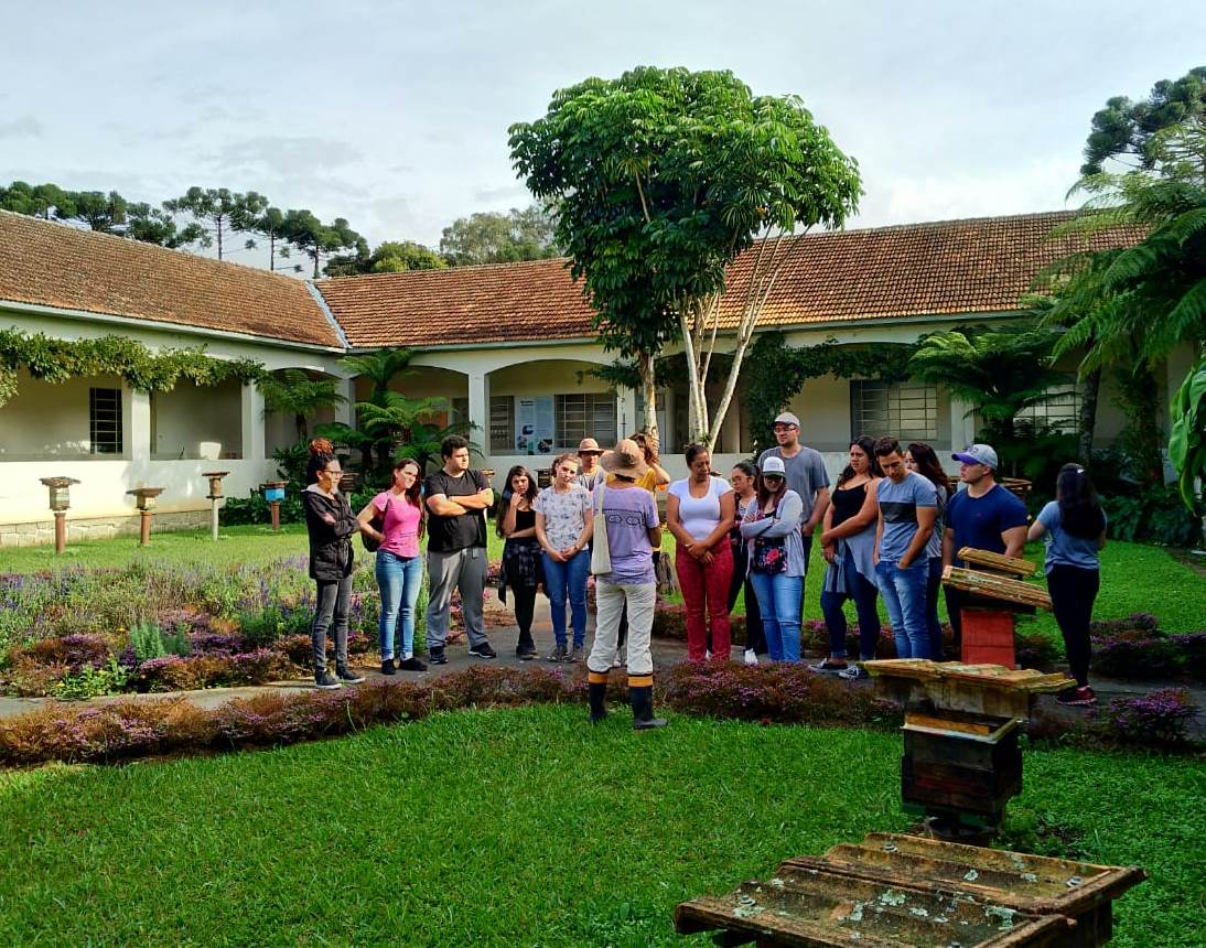 Estudantes universitários fazem aula prática no Centro Paranaense de Referência em Agroecologia (CPRA), localizado em Pinhais, na Região Metropolitana de Curitiba. Foto: Unicesumar/Divulgação