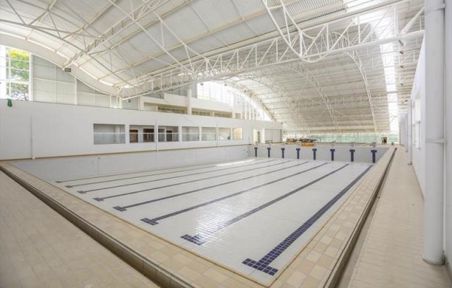 Piscina do Clube da Gente do Bairro Santa Felicidade, construído pela Prefeitura de Curitiba com financiamento do Banco Interamericano de Desenvolvimento (BID). Foto: Daniel Castellano/Divulgação Secretaria Municipal de Comunicação Social