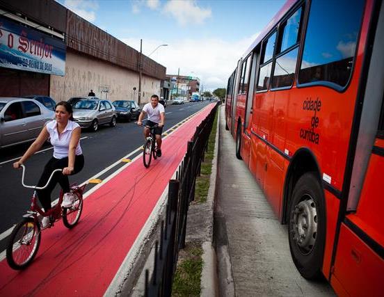 Ciclofaixa implantada pela Prefeitura em rua central de Curitiba. Foto: Divulgação