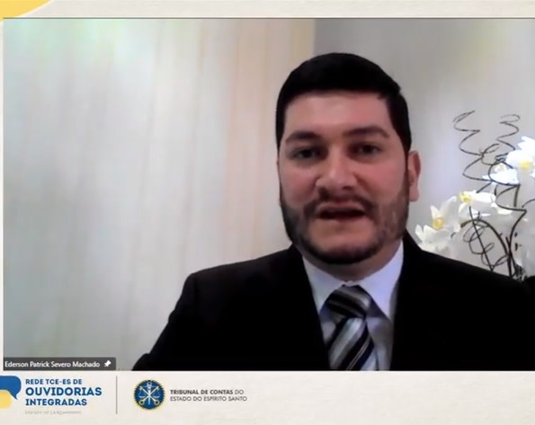 O ouvidor do Tribunal de Contas do Estado do Paraná (TCE-PR), Patrick Machado, durante palestra no lançamento da Rede TCE-ES de Ouvidorias Integradas. Imagem: Reprodução/YouTube