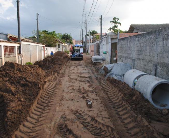 Obra de pavimentação executada pela Prefeitura de Paranaguá, no Litoral do Paraná. Foto: Prefeitura de Paranaguá/Divulgação