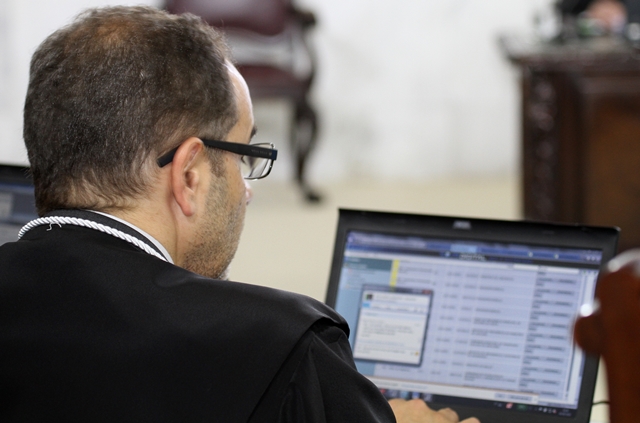 O auditor Thiago Barbosa Cordeiro relata processo em sessão plenária do TCE-PR. Foto: Wagner Araújo/Divulgação TCE-PR