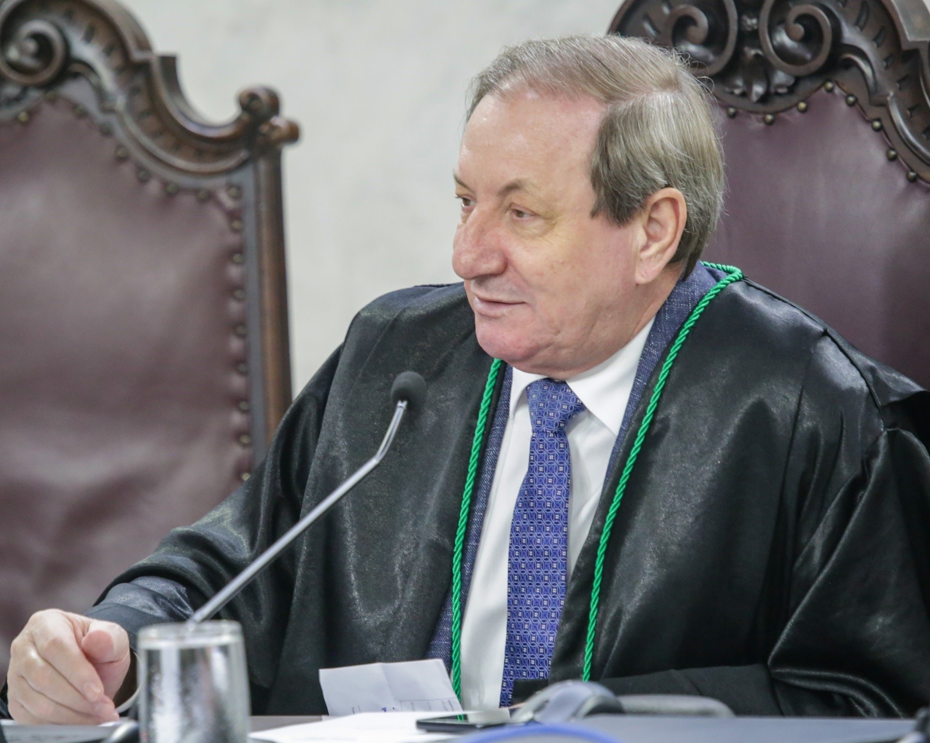 O conselheiro Augustinho Zucchi durante Sessão Ordinária do Pleno do Tribunal de Contas do Estado do Paraná (TCE-PR)