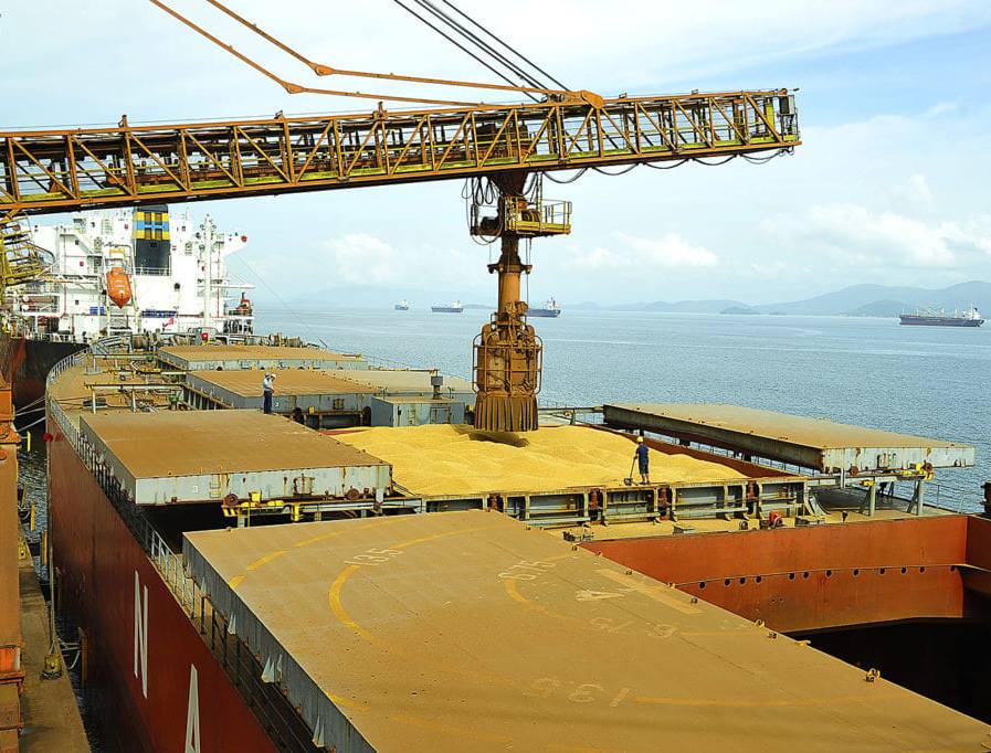 Carregamento de navio graneleiro no Porto de Paranaguá, no Litoral do Estado. Foto: Divulgação