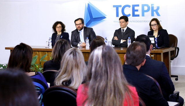 Da esquerda para a direita: a diretora-geral, Daniele Stradiotto; o presidente, conselheiro Ivan Bonilha; o vice-presidente, conselheiro Ivens Linhares; e a coordenadora-geral de Fiscalização, Bárbara Marcelino Pereira, durante o lançamento da ferramenta Malha Eletrônica. Foto: Wagner Araújo/Divulgação TCE-PR