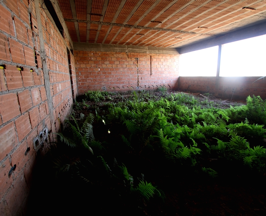 Obra pública paralisada: além da depreciação física da construção, situação compromete os serviços já executados e, o mais grave, priva a população dos benefícios desses investimentos. Foto: Wagner Araújo/Divulgação TCE-PR