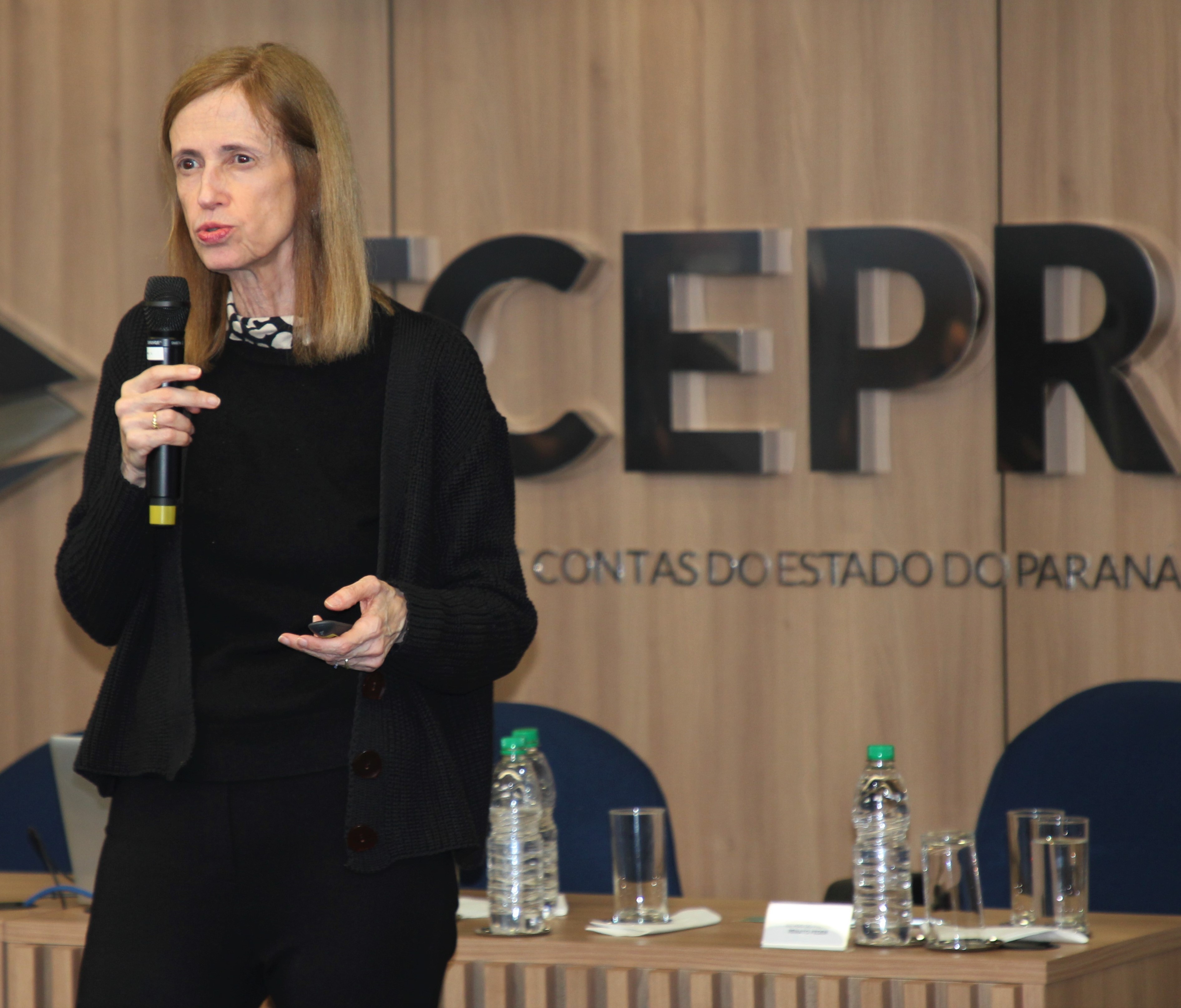 Especialista em Educação, Cláudia Costin ministra palestra durante o Encontro Regional Sul em comemoração aos 30 anos da Associação dos Membros dos Tribunais de Contas do Brasil (Atricon), realizado no TCE-PR Foto: Edilson Peruceli/Divulgação TCE-PR