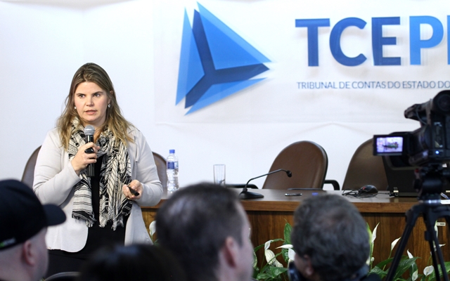 A analista de controle Paola Canuto Brandão, da Coordenadoria de Fiscalização Municipal, dá palestra no primeiro seminário sobre o Novo Plano da Receita para 2018, realizado em Curitiba, em 25 de julho. Foto: Wagner Araújo/Divulgação TCE-PR