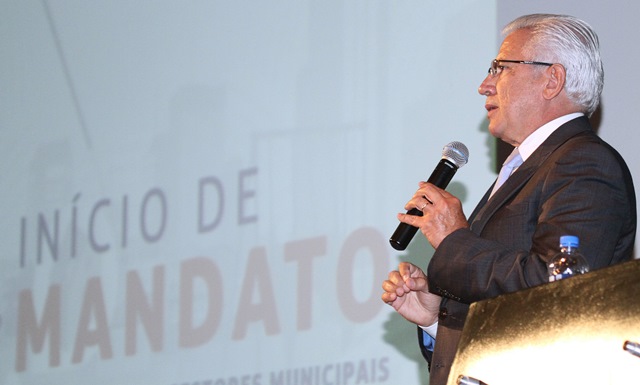 O presidente do TCE-PR, conselheiro Durval Amaral, fala a prefeitos e vereadores em fevereiro de 2017, em seminário sobre o início do novo mandato municipal. Foto: Wagner Araújo/Divulgação TCE-PR