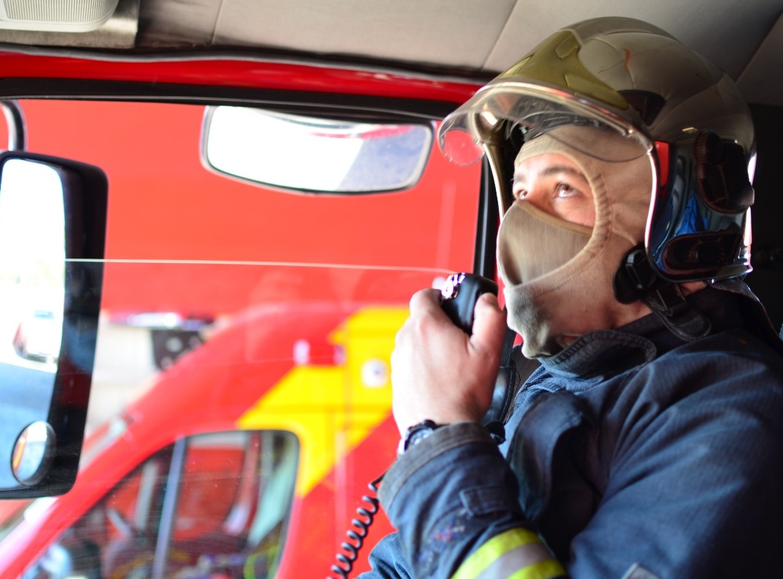 Soldado em veículo do Corpo de Bombeiros da Polícia Militar do Estado do Paraná. Foto: Divulgação
