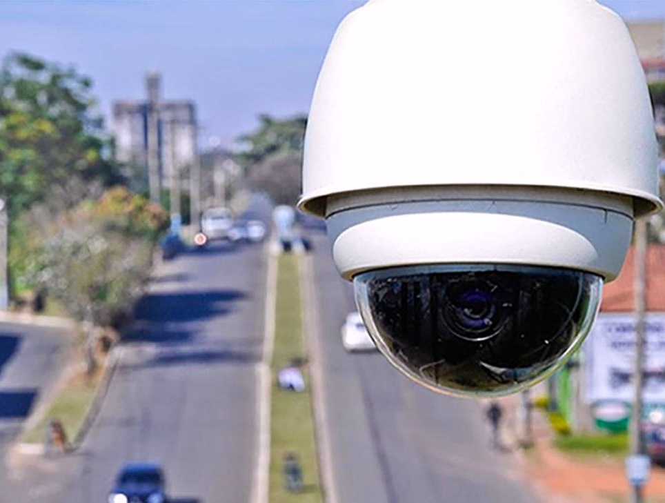 Sistema de videomonitoramento em via urbana, utilizado para a fiscalização do trânsito e também em ações de segurança pública. Foto: Divulgação