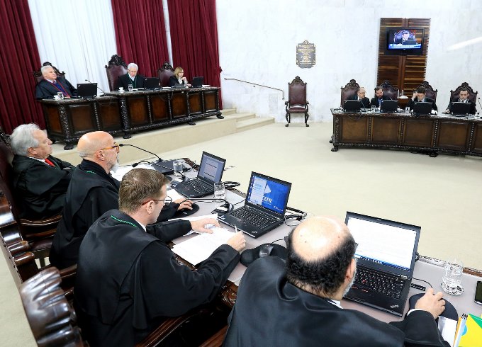 Sessão do Pleno do TCE-PR, presidida pelo conselheiro Durval Amaral. Foto: Wagner Araújo/Divulgação TCE-PR