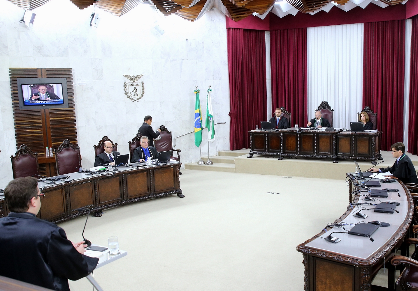 Advogado faz sustentação oral em processo julgado pela Segunda Câmara do TCE-PR. Foto: Wagner Araújo/Divulgação TCE-PR