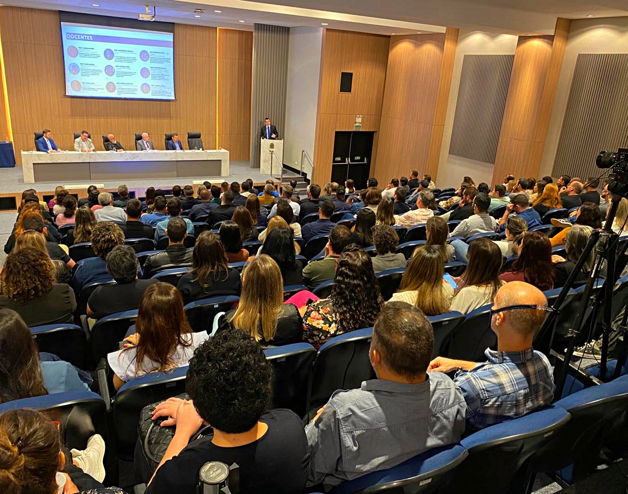 Mesa da solenidade de abertura do MBA da Nova Lei de Licitações, cuja aula inaugural foi dada pelo ministro do Tribunal de Contas da União Benjamin Zymler. Foto: TCE-PR