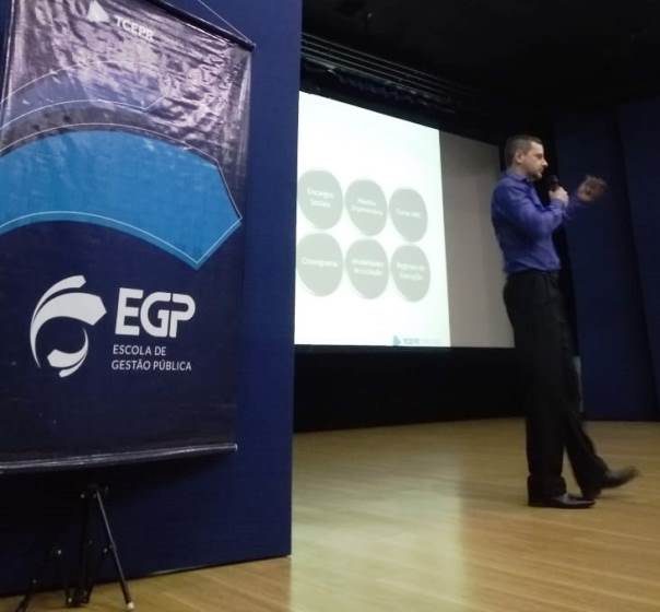 Curso sobre licitações para a compra de medicamentos realizado pelo TCE-PR em Foz do Iguaçu em 2018; conteúdo idêntico foi ministrado em capacitação realizada também em Francisco Beltrão naquele ano. Foto: Divulgação/TCE-PR