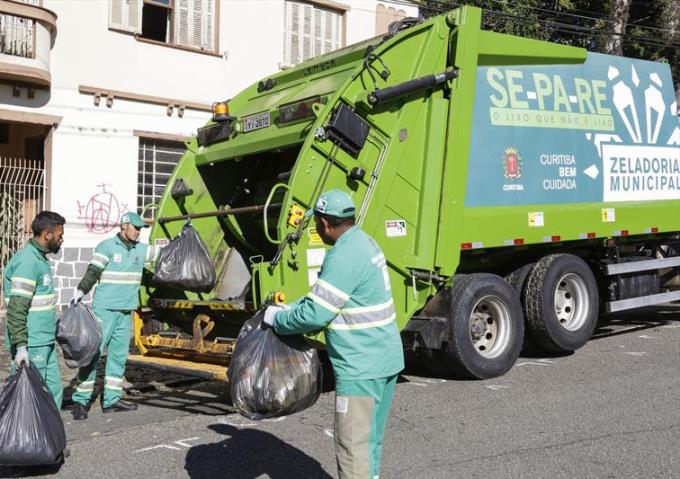 Serviço de coleta de lixo no Centro de Curitiba. Foto: Secretaria Municipal de Comunicação Social (SMCS)/Divulgação
