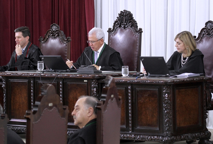 Ao lado do procurador-geral do MPC-PR, Flávio Berti; e da secretária, Maria Estephania Domenici; o presidente, conselheiro Durval Amaral, conduz sessão do Pleno do TCE-PR. Foto: Wagner Araújo/Divulgação TCE-PR