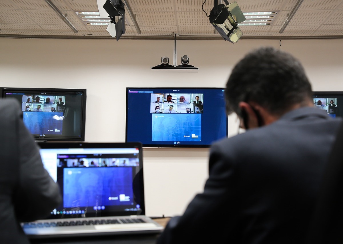 Reunião das equipes do TCE-PR e do Ministério da Ciência, Tecnologia e Inovações para debater o uso de imagens de satélite na fiscalização de obras no Paraná. Foto: Dilton Leandro Vaz/Divulgação TCE-PR