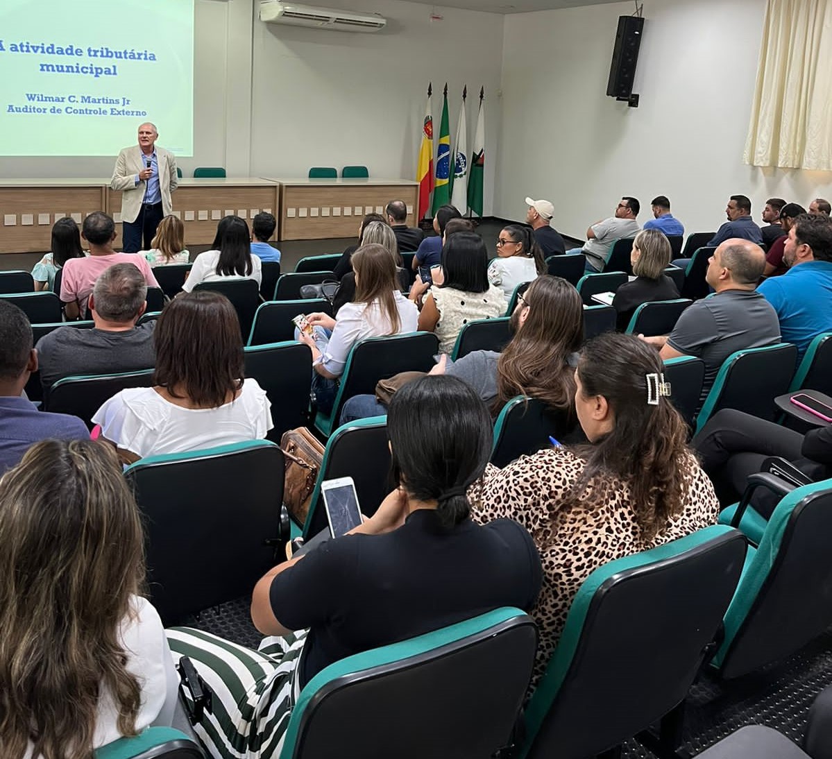 O auditor de controle externo Mario Cecato ministra palestra no curso Receita Tributária Municipal e Estruturação de Dívida Ativa, realizado em Maringá. Foto: TCE-PR/Divulgação