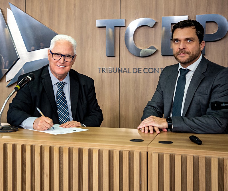 O procurador-geral do Ministério Público de Contas do Paraná (MPC-PR), Gabriel Guy Léger [esquerda], e o presidente do Conselho Nacional de Controle Interno (Conaci), Edmar Camata, assinam convênio entre as duas instituições. Foto: Mauro Beghetto Penteado/TCE-PR