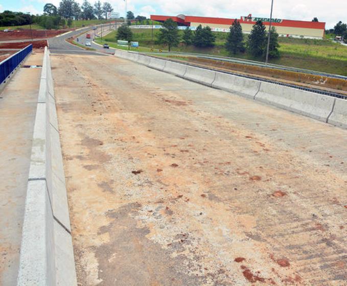Obra de duplicação do Viaduto Santa Paula, na transposição da Avenida Presidente Kennedy pela avenida Visconde de Taunay (perímetro urbano da BR-376), executada pela Prefeitura de Ponta Grossa. Foto: Prefeitura de Ponta Grossa/Divulgação