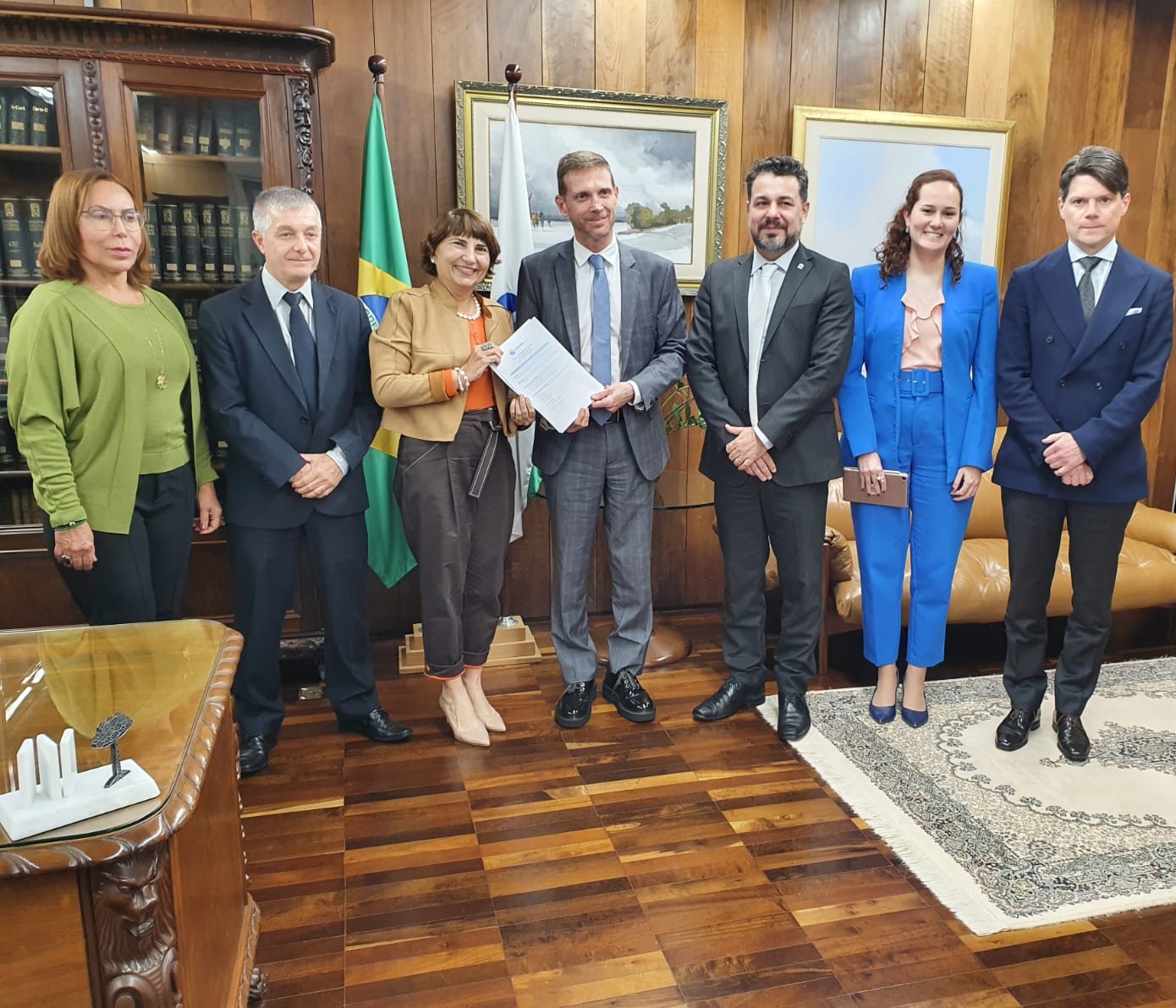 O presidente do TCE-PR, conselheiro Fabio Camargo; o conselheiro Ivens Linhares; e a coordenadora-geral de Fiscalização, Vivianéli Araujo Prestes; recebem os integrantes da Subcomissão de Garantia da Qualidade da Atricon. Foto: Divulgação/TCE-PR