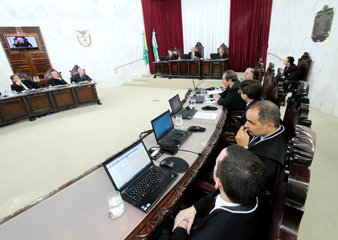 Sessão do Pleno do TCE-PR, presidida pelo conselheiro Durval Amaral. Foto: Wagner Araújo/Divulgação TCE-PR