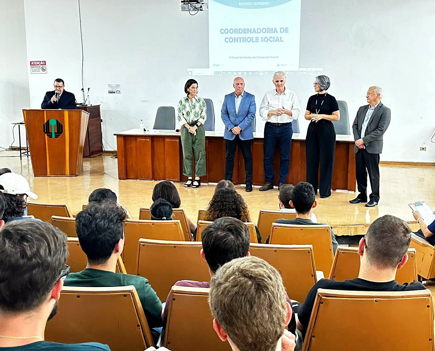 Apresentação, na Universidade Estadual de Londrina (UEL), do projeto Ver a Cidade, que integra alunos de Engenharia Civil na fiscalização de obras públicas.   Foto: Marcelo Lancia/TCE-PR
