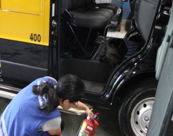 Vistoria em veículo utilizado no transporte escolar. Foto: Divulgação