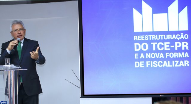 O presidente, conselheiro Durval Amaral, apresenta aos servidores a reformulação da estrutura e dos métodos de fiscalização executados pelo TCE-PR. Foto: Wagner Araújo/TCE-PR