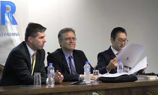 O procurador-geral do MPC-PR, Flávio de Azambuja Berti (e), com os professores José Maurício Conti e Rodrigo Kanayama