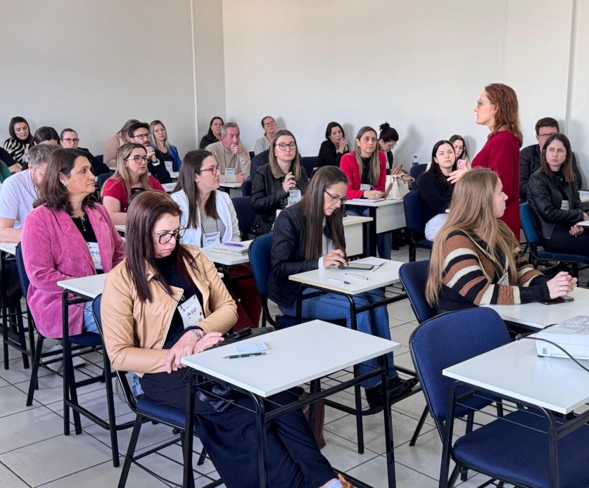 Oficina de revisão dos questionários relativos a políticas públicas que serão avaliadas pelo TCE-PR na Prestação de Contas Anual (PCA) de 2025 dos prefeitos paranaenses. Foto: Marcelo Lancia/TCE-PR