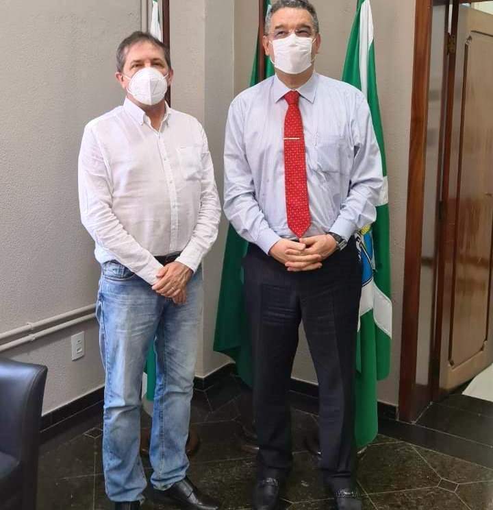 O coordenador-geral de Fiscalização do TCE-PR, Cláudio Henrique de Castro (à direita na foto), e o prefeito de Foz do Iguaçu, Francisco Lacerda Brasileiro, durante visita técnica com o objetivo de retomar obras paralisadas no município. Foto: Divulgação/TCE-PR